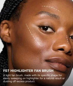 Discount CAIA Cosmetics HIGHLIGHTER FAN BRUSH F07